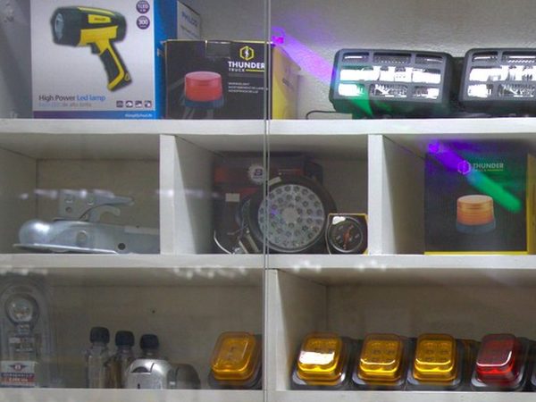 Ferretería, electricidad, accesorios de pesca y automoviles