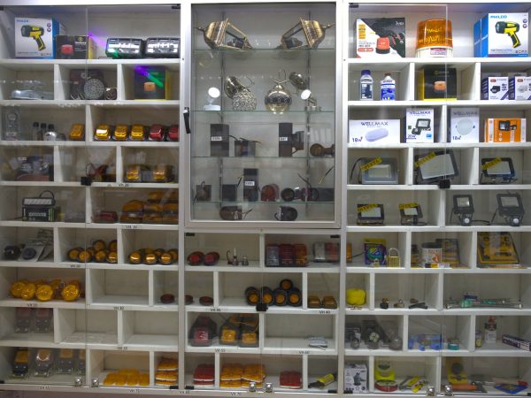 Ferretería, electricidad, accesorios de pesca y automoviles