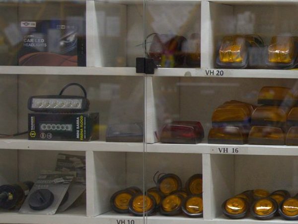 Ferretería, electricidad, accesorios de pesca y automoviles