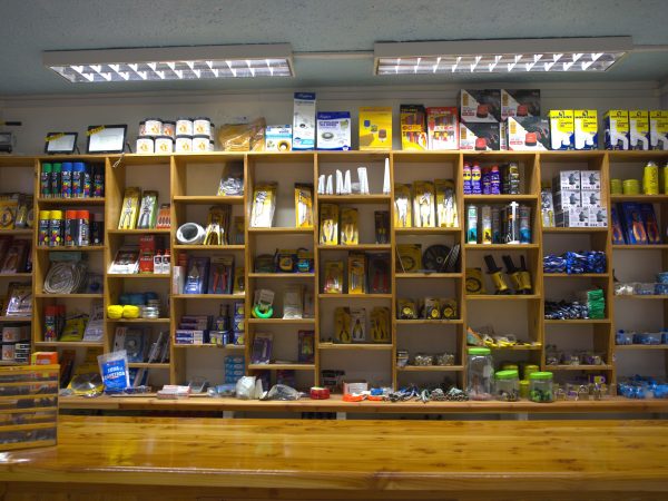 Ferretería, electricidad, accesorios de pesca y automoviles