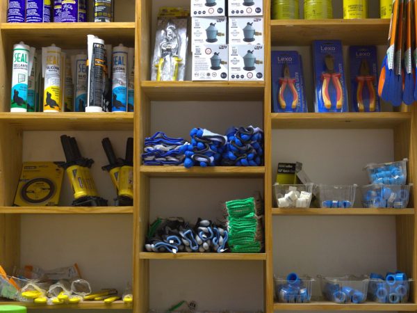 Ferretería, electricidad, accesorios de pesca y automoviles