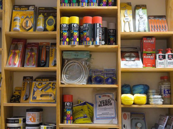 Ferretería, electricidad, accesorios de pesca y automoviles