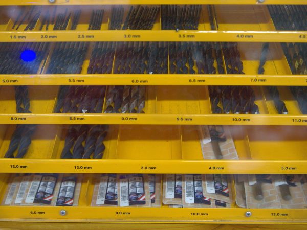 Ferretería, electricidad, accesorios de pesca y automoviles