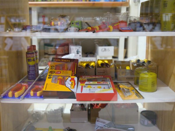 Ferretería, electricidad, accesorios de pesca y automoviles