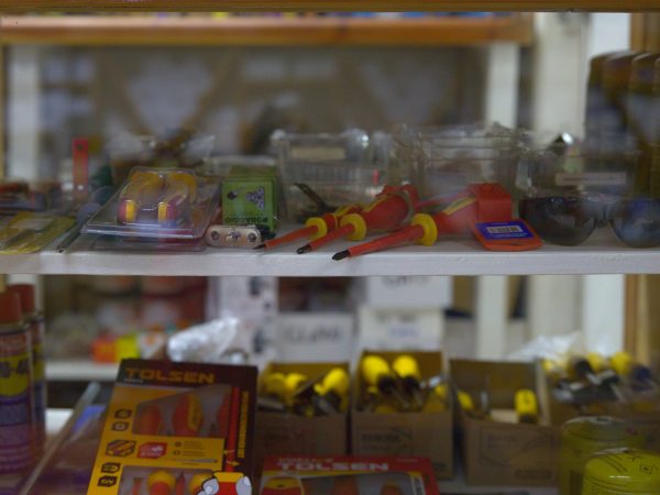 Ferretería, electricidad, accesorios de pesca y automoviles