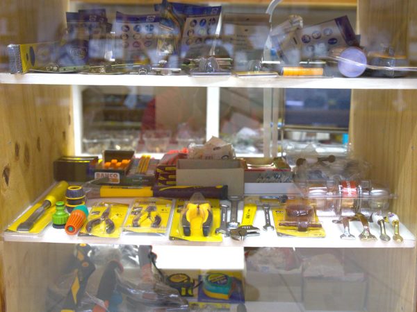 Ferretería, electricidad, accesorios de pesca y automoviles