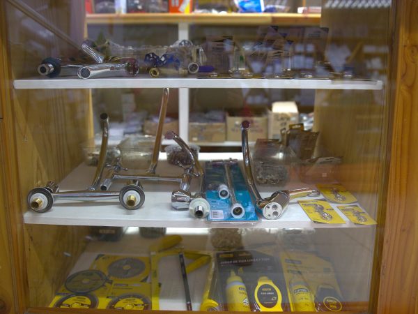 Ferretería, electricidad, accesorios de pesca y automoviles