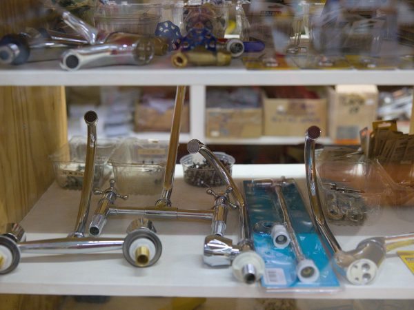 Ferretería, electricidad, accesorios de pesca y automoviles