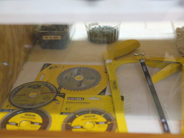 Ferretería, electricidad, accesorios de pesca y automoviles