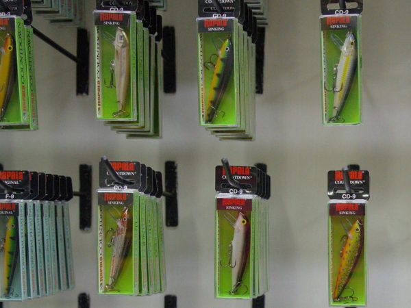 Ferretería, electricidad, accesorios de pesca y automoviles