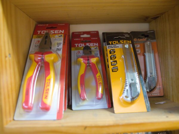 Alicate, wd40, destornillador, atornillador, regulador de gas, pegamento, silicona