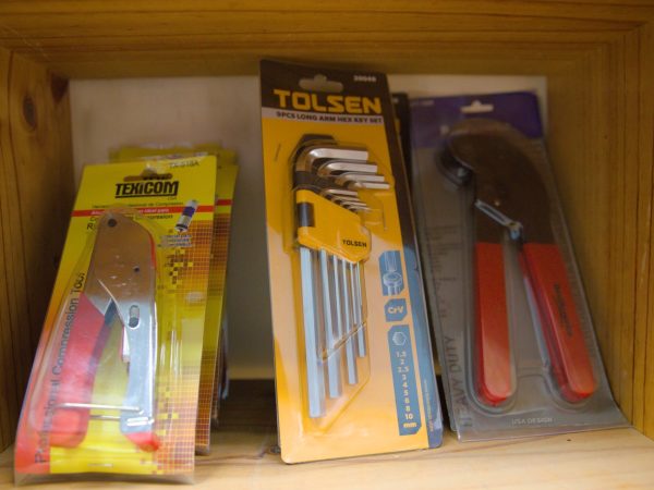 Alicate, wd40, destornillador, atornillador, regulador de gas, pegamento, silicona