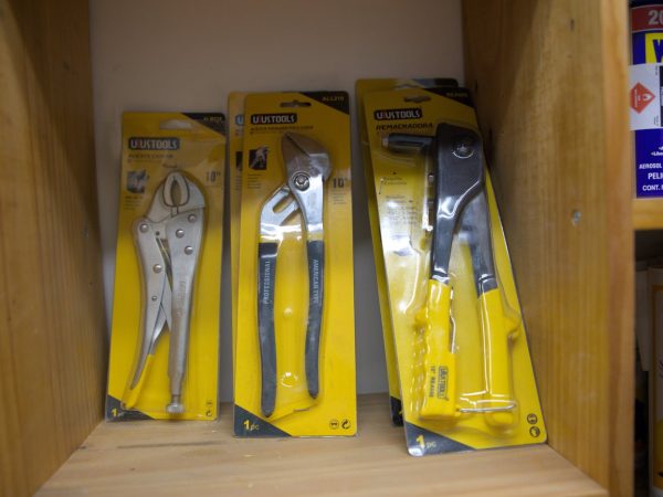 Alicate, wd40, destornillador, atornillador, regulador de gas, pegamento, silicona