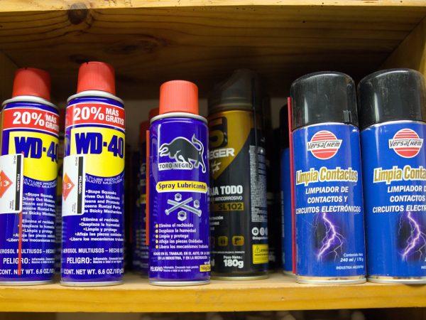 Alicate, wd40, destornillador, atornillador, regulador de gas, pegamento, silicona