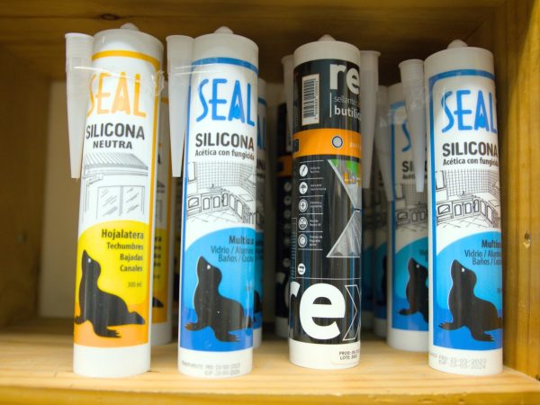 Alicate, wd40, destornillador, atornillador, regulador de gas, pegamento, silicona