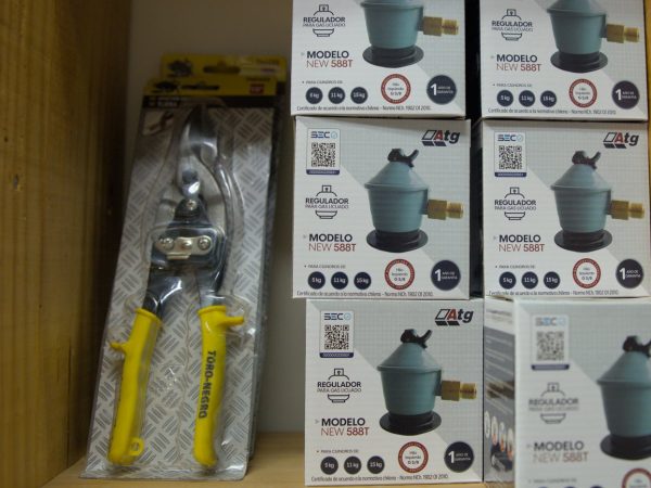 Alicate, wd40, destornillador, atornillador, regulador de gas, pegamento, silicona