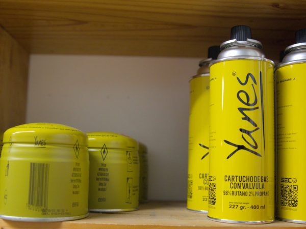 Alicate, wd40, destornillador, atornillador, regulador de gas, pegamento, silicona